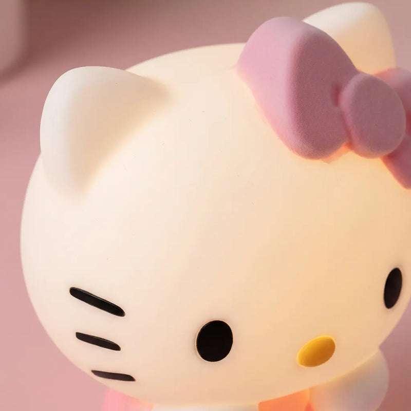 Veilleuse Hello Kitty figurine gros plan visage silicone doux noeud rose detail texture Tendre Veilleuse
