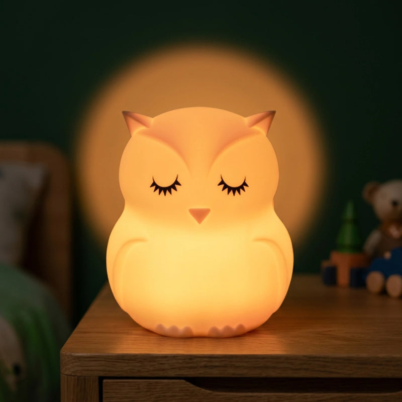Veilleuse hibou silicone Noctou allumée en lumière ambre douce sur table de nuit, chambre d'enfant dans l'obscurité avec halo lumineux doux sur le mur — Tendre Veilleuse
