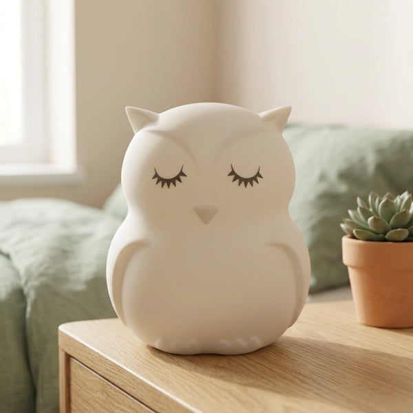 Veilleuse hibou silicone rechargeable Noctou posée sur une table de nuit en bois clair dans une chambre d'enfant lumineuse, produit éteint — Tendre Veilleuse
