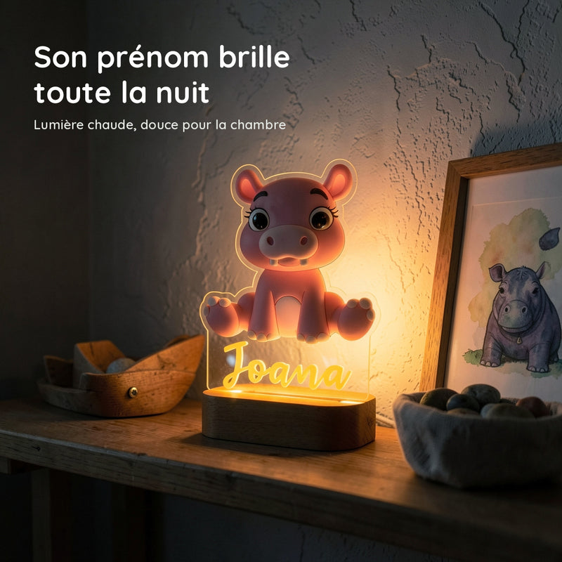Veilleuse hippopotame personnalisée allumée en lumière chaude la nuit dans une chambre de bébé