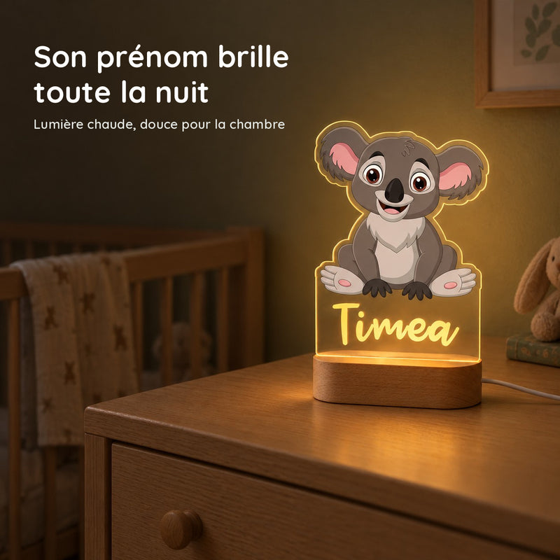 Veilleuse koala personnalisée allumée en lumière chaude la nuit dans une chambre de bébé