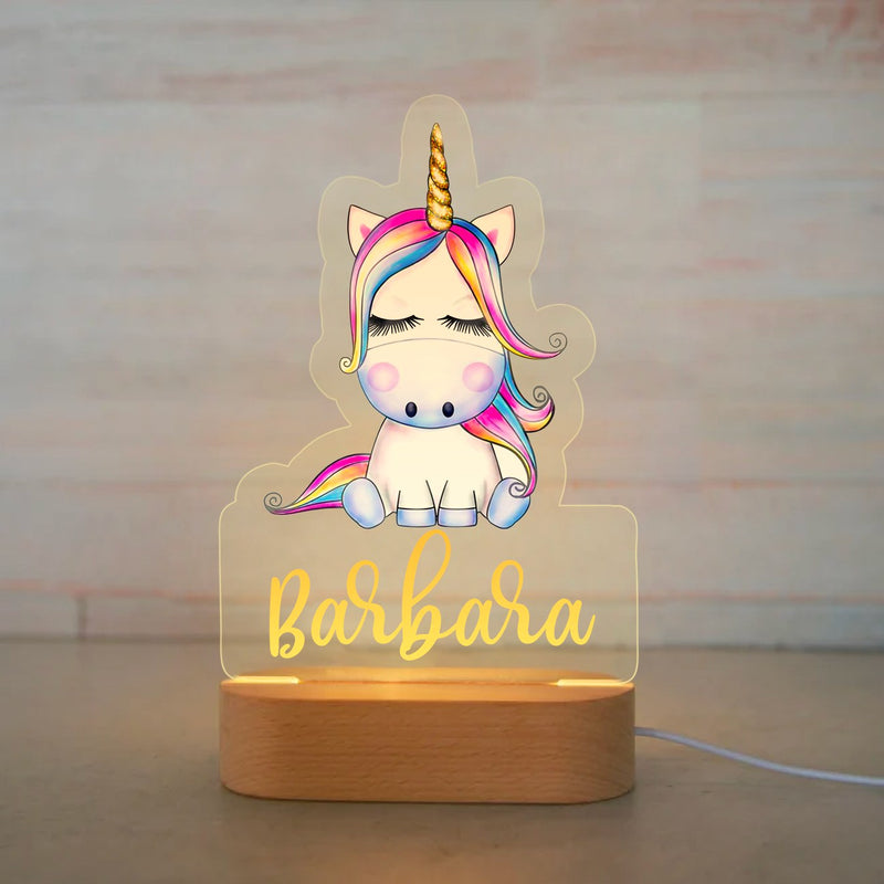 Veilleuse licorne personnalisée bébé licorne avec prénom gravé, plaque acrylique allumée sur socle en bois