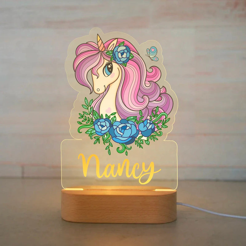Veilleuse licorne personnalisée couronne de roses bleues avec prénom gravé, plaque acrylique allumée sur socle en bois