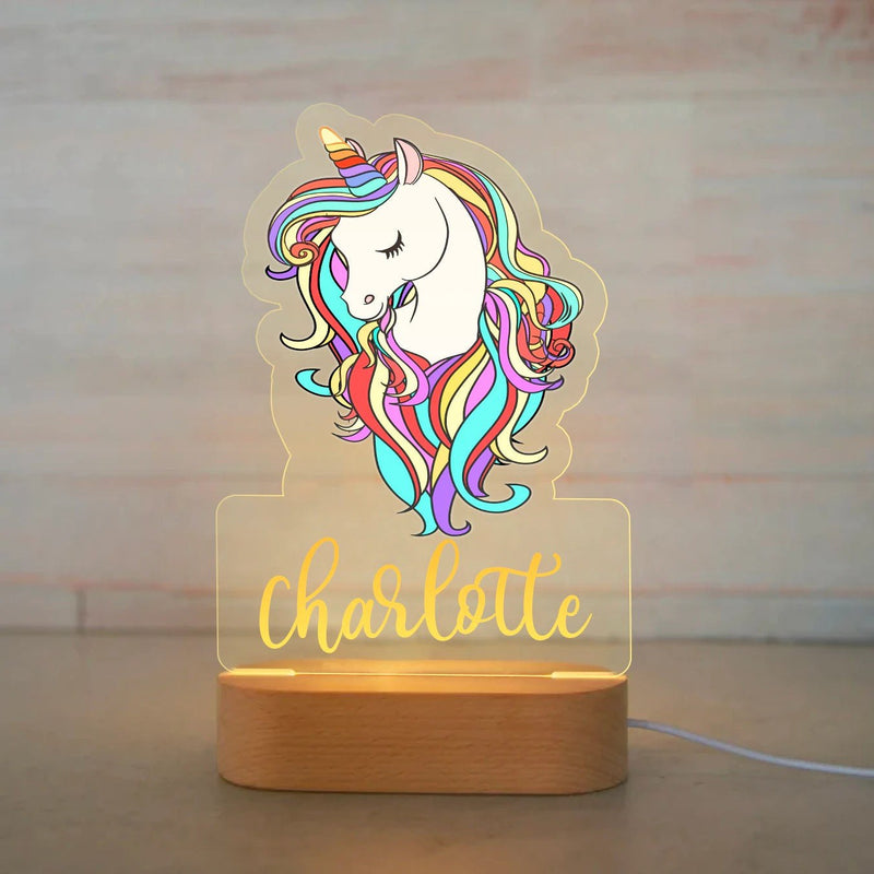 Veilleuse licorne personnalisée crinière arc-en-ciel avec prénom gravé, plaque acrylique allumée sur socle en bois