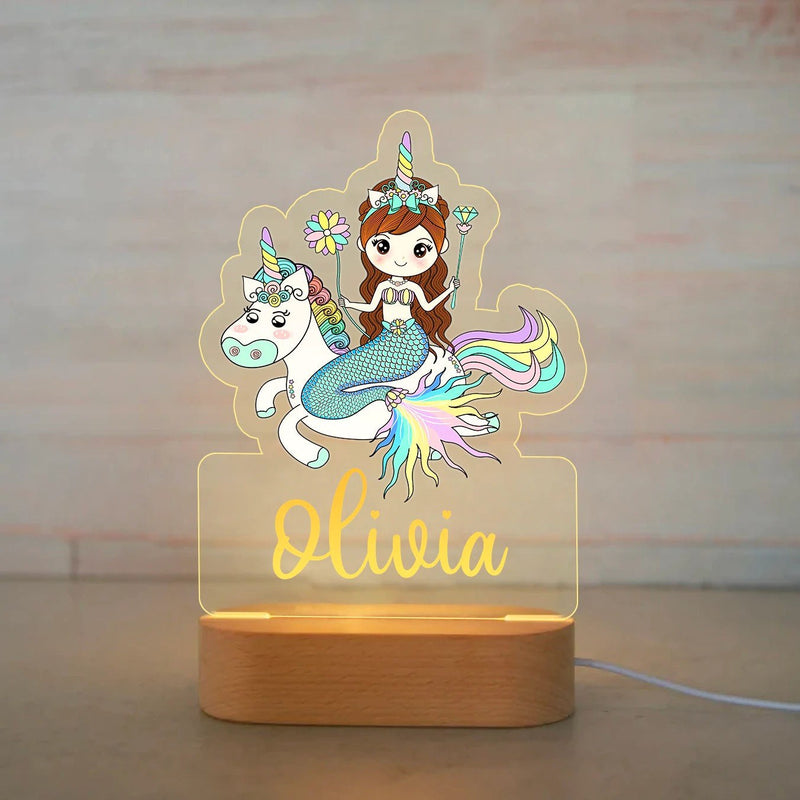 Veilleuse licorne personnalisée petite sirène avec prénom gravé, plaque acrylique allumée sur socle en bois