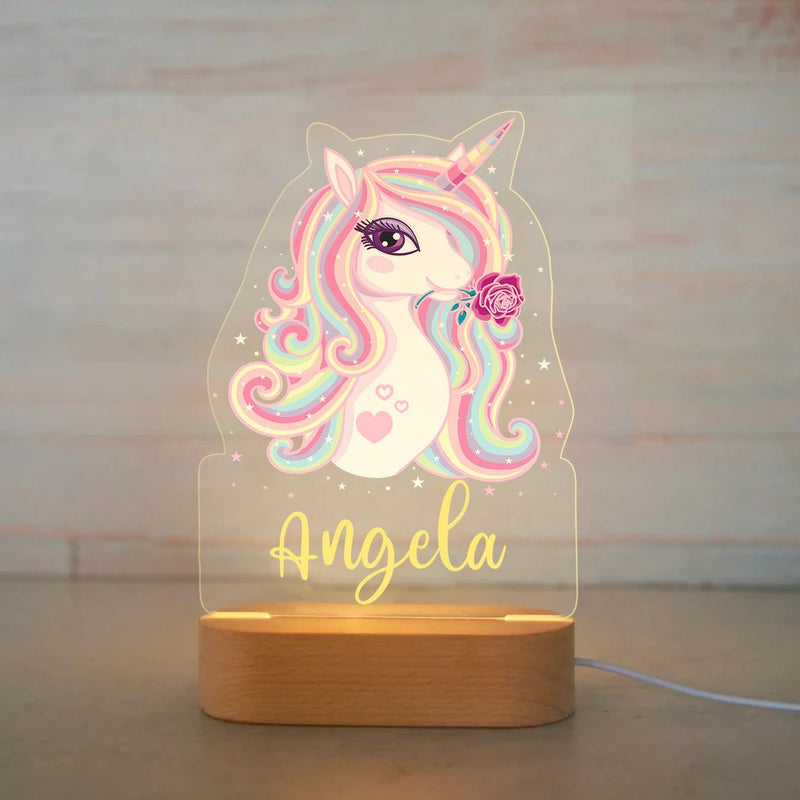 Veilleuse licorne personnalisée rose poudré avec prénom gravé, plaque acrylique allumée sur socle en bois