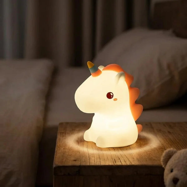 Veilleuse Licorne silicone allumée la nuit sur table de chevet, halo de lumière douce dans une chambre d'enfant. Tendre Veilleuse
