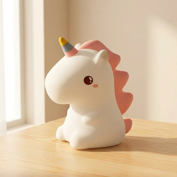 Veilleuse Licorne en silicone souple rechargeable USB éteinte, posée sur une surface en bois clair, fond beige. Tendre Veilleuse