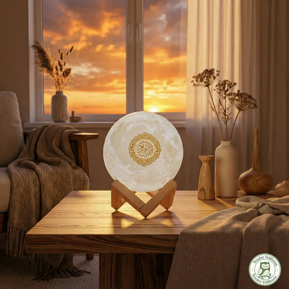 Veilleuse Lune Coranique 3D Sakina sur support en bois, diffusant une lumière chaude au coucher du soleil pour une ambiance apaisante dans le salon.