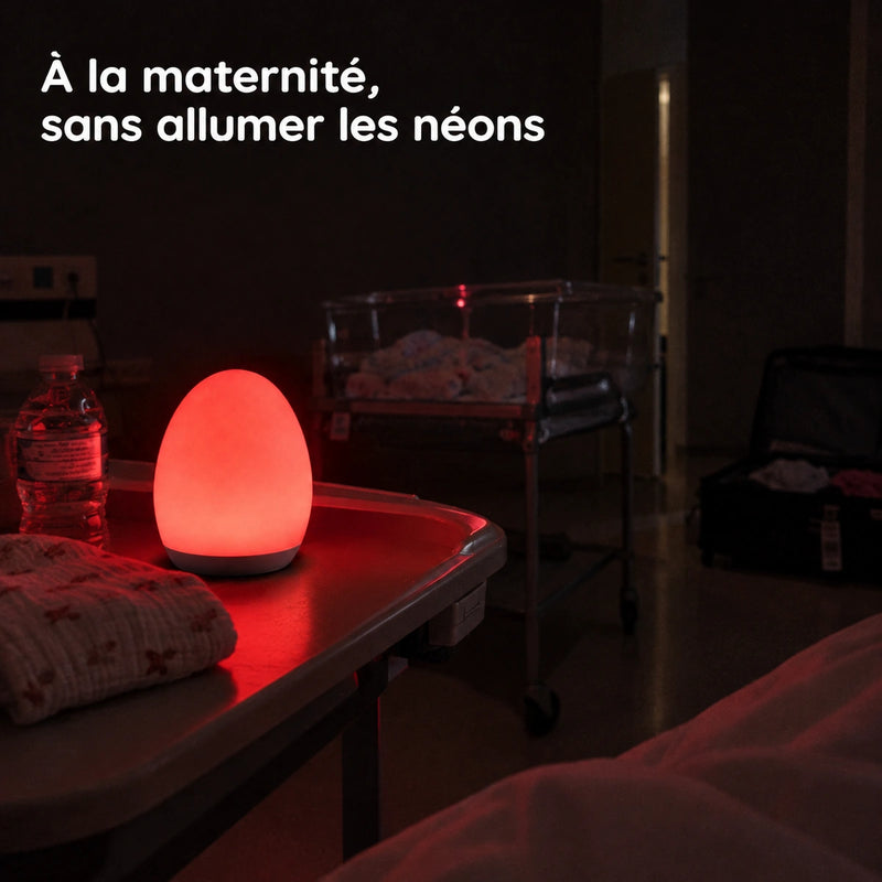 Veilleuse maternité oeuf allumée en rouge sur la tablette d'une chambre de maternité, néons éteints, Tendre Veilleuse