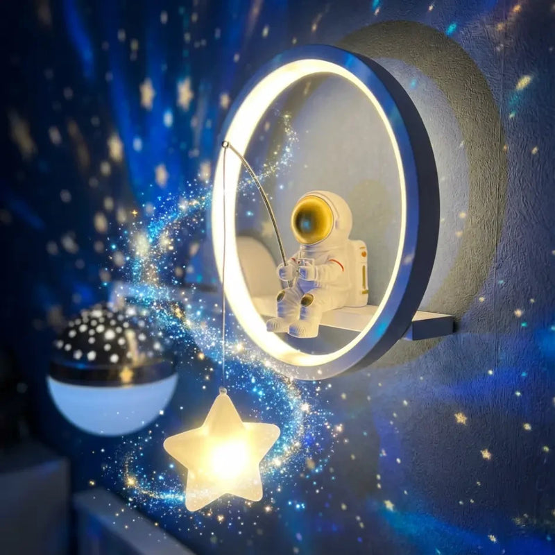 Veilleuse murale astronaute projection zoom sur la figurine pêchant une étoile lumineuse scintillante.