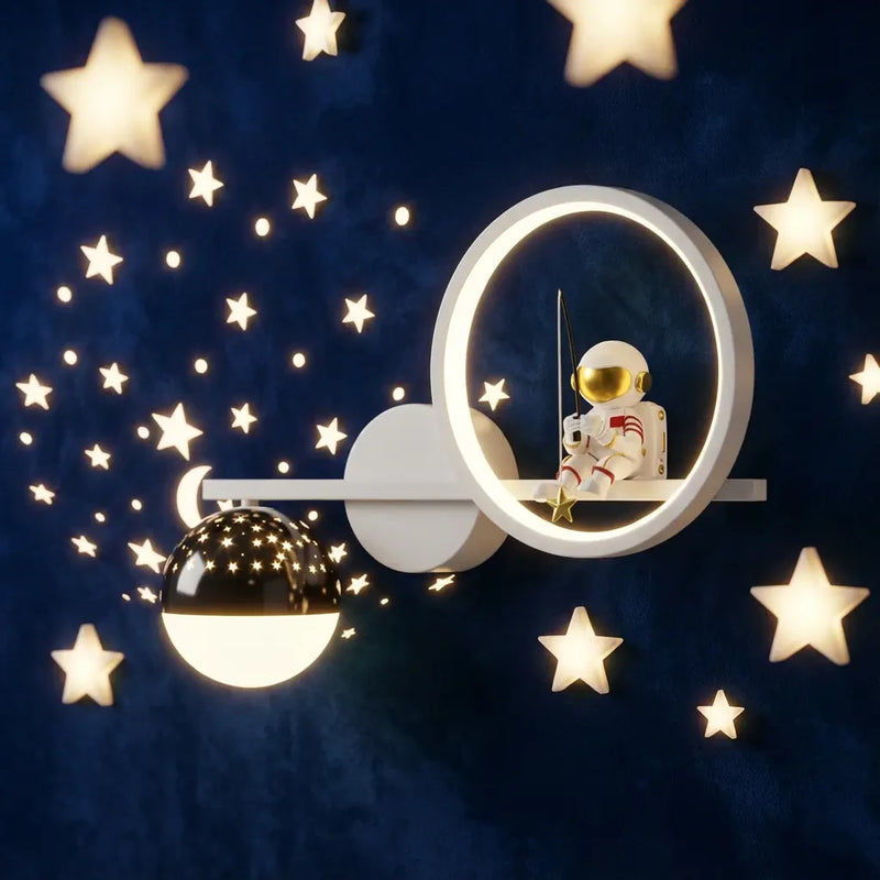 Veilleuse murale astronaute projection design avec figurine pêchant une étoile sur fond bleu nuit.