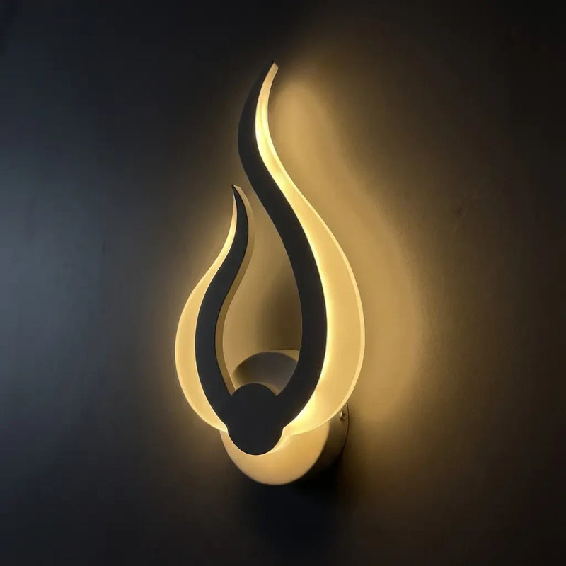 Veilleuse murale flamme design moderne fixée sur un mur gris anthracite mat vue en contre-plongée.