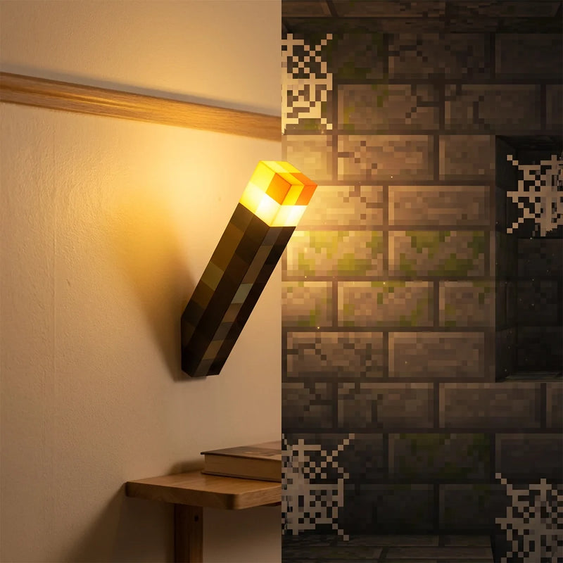 Transition visuelle magique d'un mur de chambre réel vers un donjon virtuel, unie par la veilleuse murale torche Minecraft lumineuse.