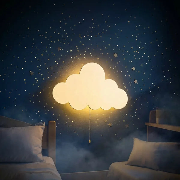 Veilleuse murale Nuage allumée diffusant une lumière douce et chaude sur un mur bleu nuit constellé d'étoiles dans une chambre d'enfant - Tendre Veilleuse