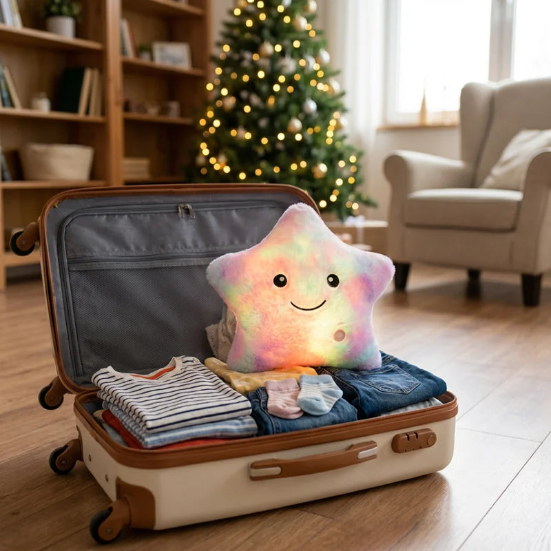 Veilleuse nomade étoile posée dans une valise d'enfant ouverte avec des vêtements, prête pour un départ en vacances de Noël.