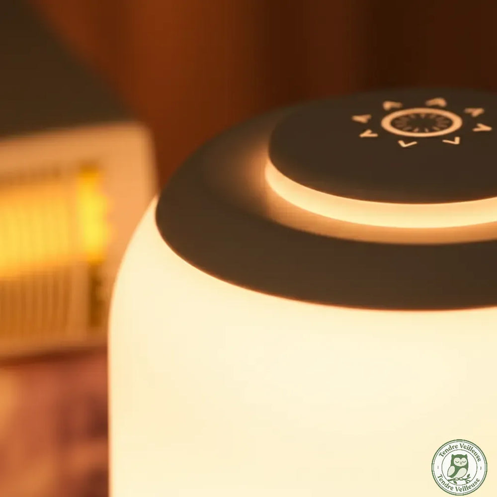 Gros plan sur l'interface de la veilleuse nomade LED permettant d'ajuster l'intensité pour obtenir une lumière douce et tamisée, parfaite pour ne pas éblouir bébé la nuit.