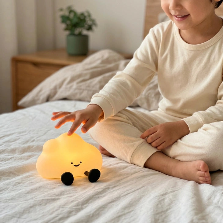 Enfant en pyjama allumant veilleuse nuage silicone RGB sur lit chambre éclairage doux Tendre Veilleuse