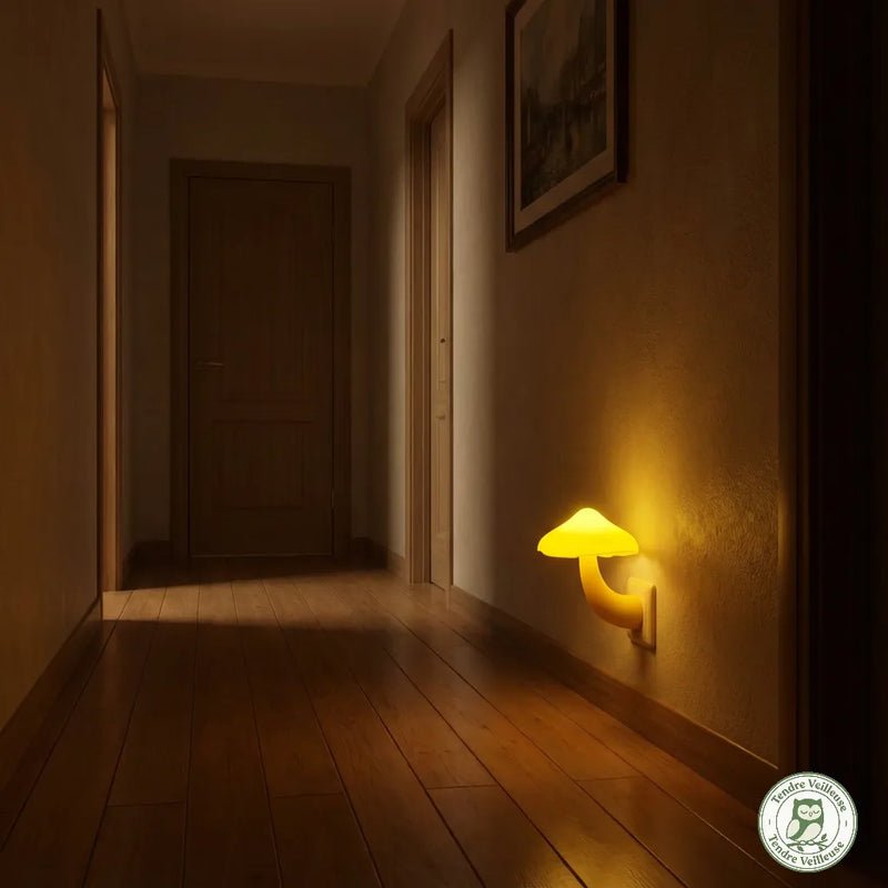 Veilleuse prise champignon éclairant le sol d'un couloir sombre avec lumière ambrée douce, Tendre Veilleuse