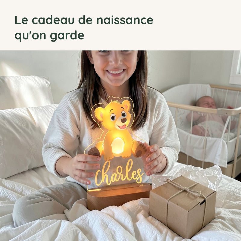 Une maman découvre la veilleuse ourson personnalisée offerte en cadeau de naissance