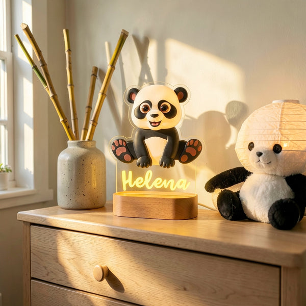 Veilleuse panda personnalisée avec prénom sur une commode en chêne dans une chambre de bébé, le jour