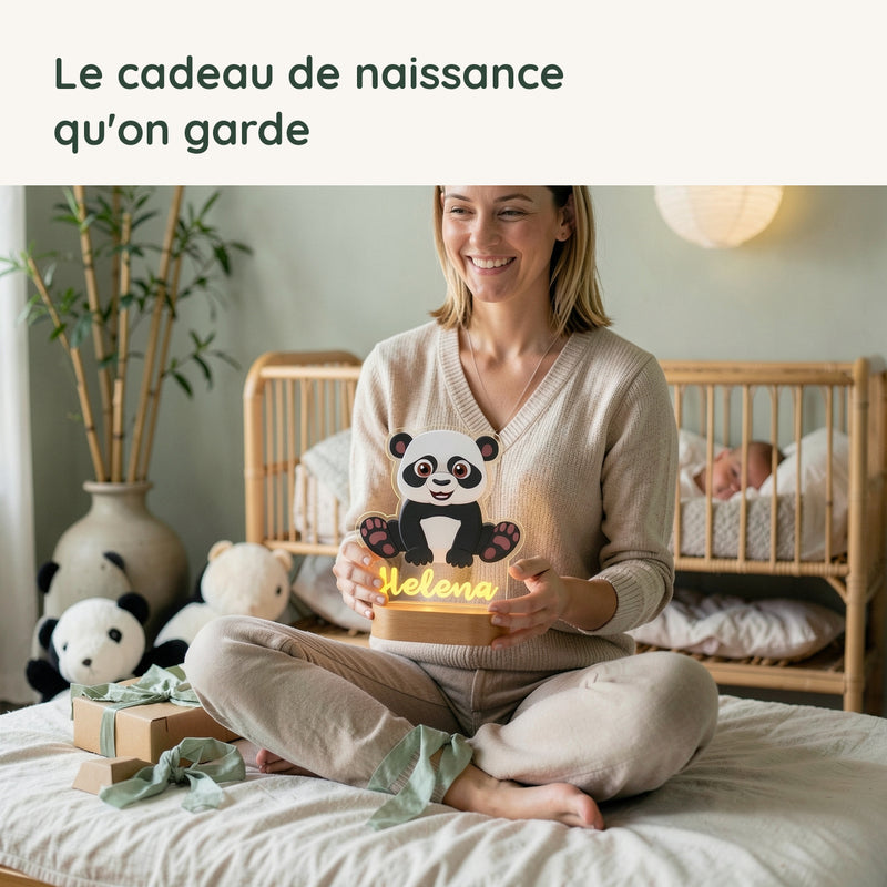 Une maman découvre la veilleuse panda personnalisée offerte en cadeau de naissance
