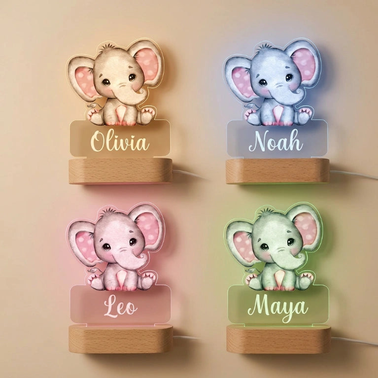 Quatre veilleuses personnalisées acrylique en quatre couleurs LED : ambre chaud, bleu marine, rose et vert, posées sur fond beige — Tendre Veilleuse
