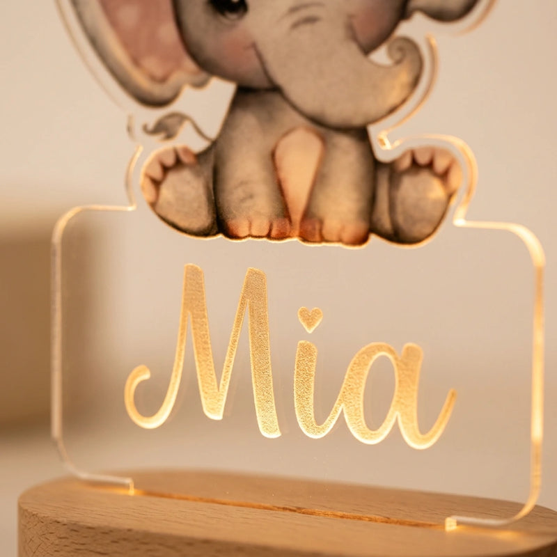 Gros plan sur la gravure laser du prénom dans l'acrylique d'une veilleuse personnalisée, LED illuminant les lettres de l'intérieur — Tendre Veilleuse
