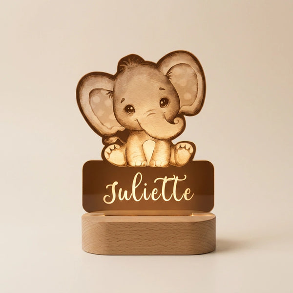Veilleuse personnalisée acrylique avec prénom gravé laser en forme d'animal, LED allumée lumière douce ambrée, base en bois naturel — Tendre Veilleuse
