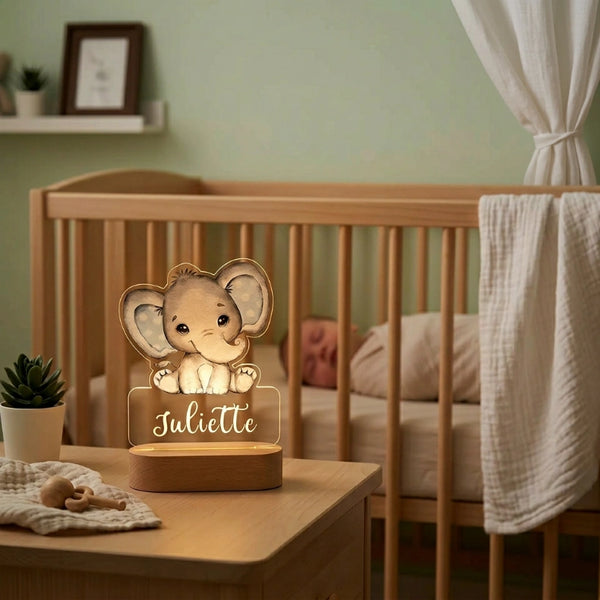 Veilleuse personnalisée prénom animal posée sur table de nuit dans chambre de bébé, lumière douce inférieure à 60 lux, ambiance nocturne apaisante — Tendre Veilleuse
