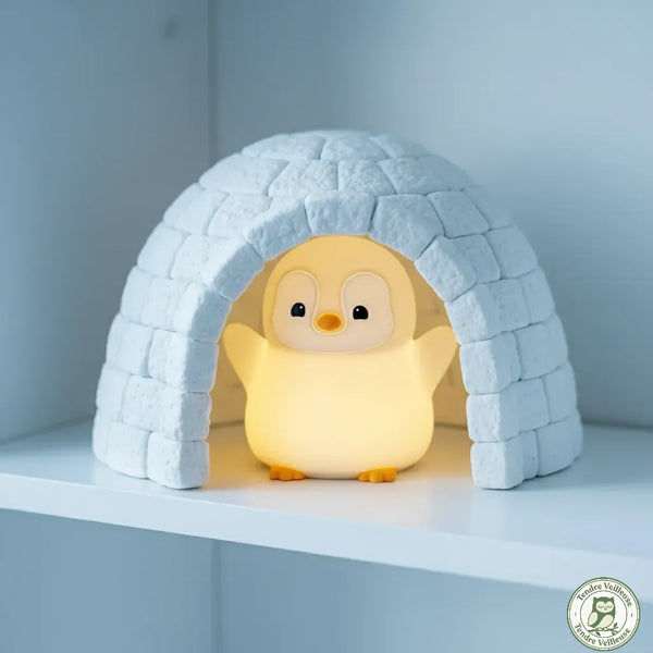 Veilleuse pingouin bébé Pingo allumée sous igloo décoratif, lumière chaude 2700K, silicone souple sans BPA, Tendre Veilleuse