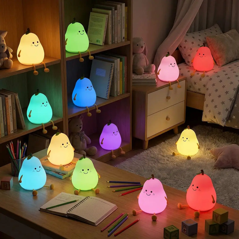 Collection de Veilleuse Poire illuminées montrant les différentes couleurs disponibles (bleu, vert, rouge, violet) pour l'éveil de l'enfant.