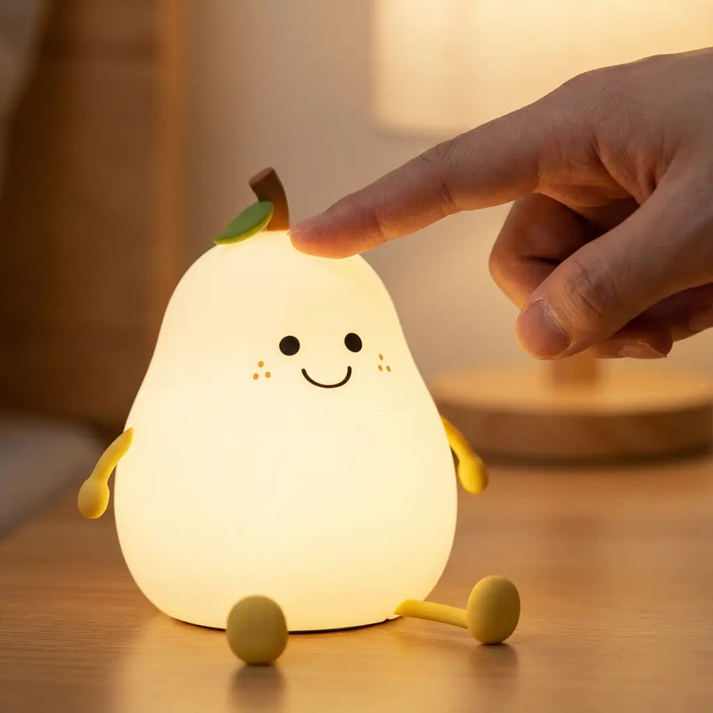 Démonstration de la fonction tactile de la Veilleuse Poire : un doigt tapote le sommet pour changer l'intensité lumineuse.