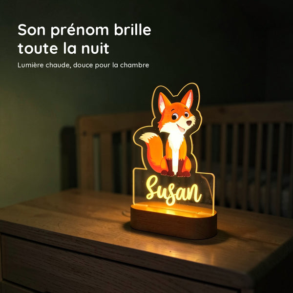 Veilleuse renard personnalisée allumée en lumière chaude la nuit dans une chambre de bébé