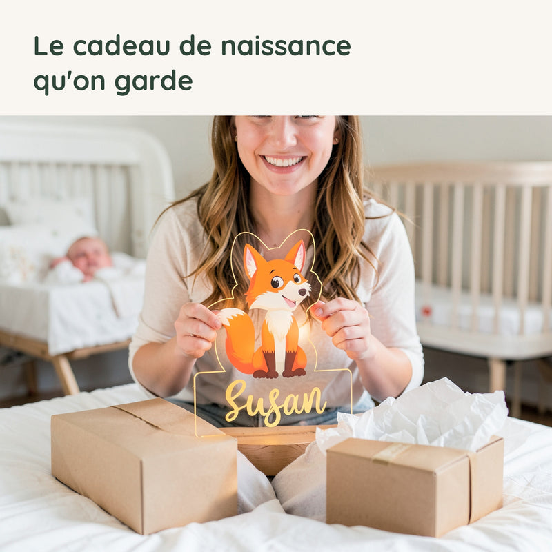 Une maman découvre la veilleuse renard personnalisée offerte en cadeau de naissance