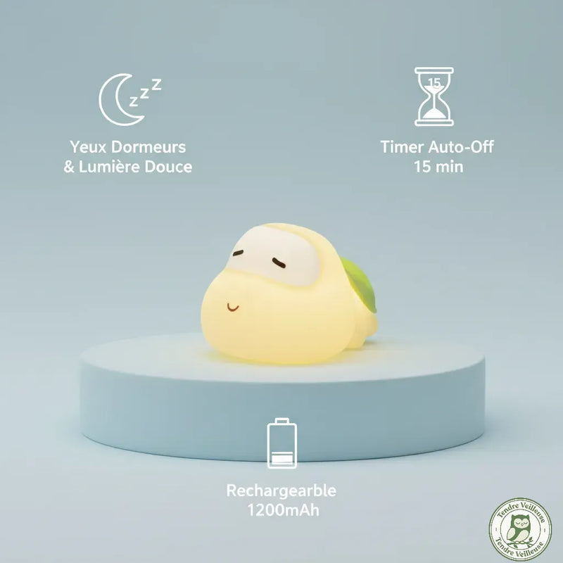 Veilleuse tortue bébé silicone Titou sur podium, infographie fonctions : lumière douce, minuterie auto-off 15 min, batterie 1200 mAh rechargeable — Tendre Veilleuse