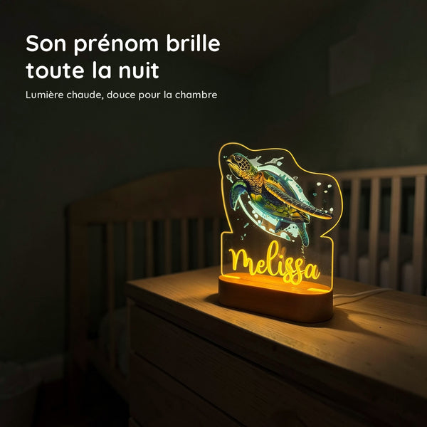 Veilleuse tortue personnalisée allumée en lumière chaude la nuit dans une chambre de bébé
