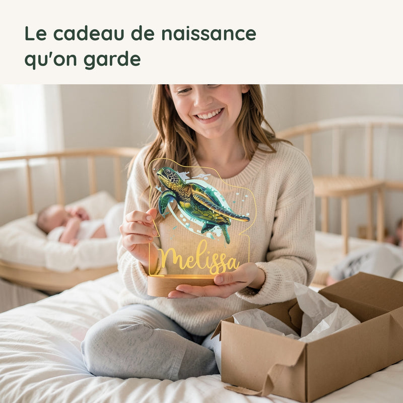 Une maman découvre la veilleuse tortue personnalisée offerte en cadeau de naissance