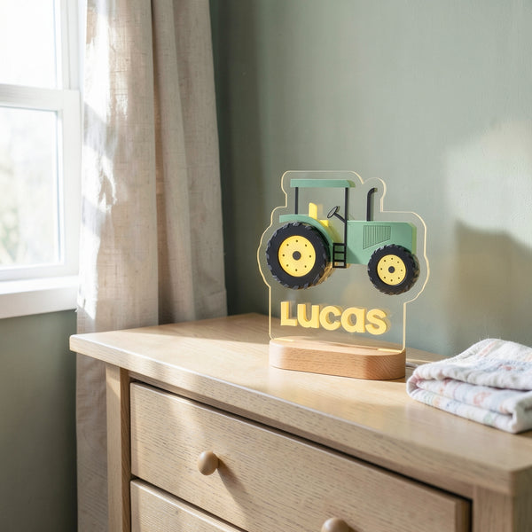 Veilleuse tracteur personnalisée avec prénom sur une commode en chêne dans une chambre de bébé, le jour