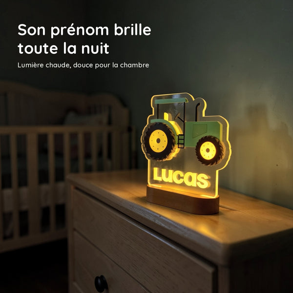 Veilleuse tracteur personnalisée allumée en lumière chaude la nuit dans une chambre de bébé