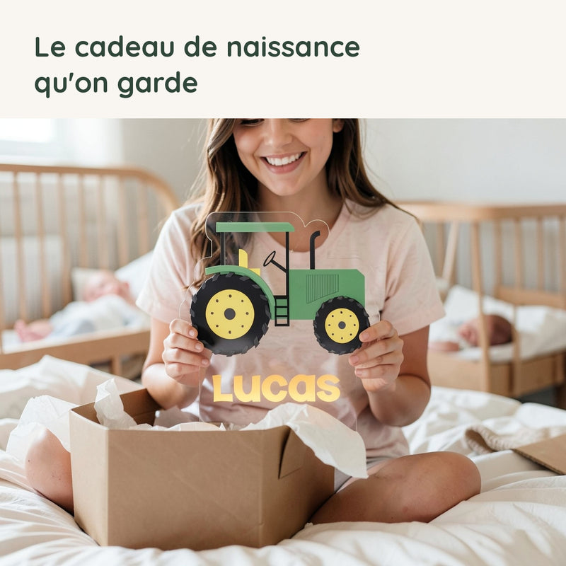 Une maman découvre la veilleuse tracteur personnalisée offerte en cadeau de naissance
