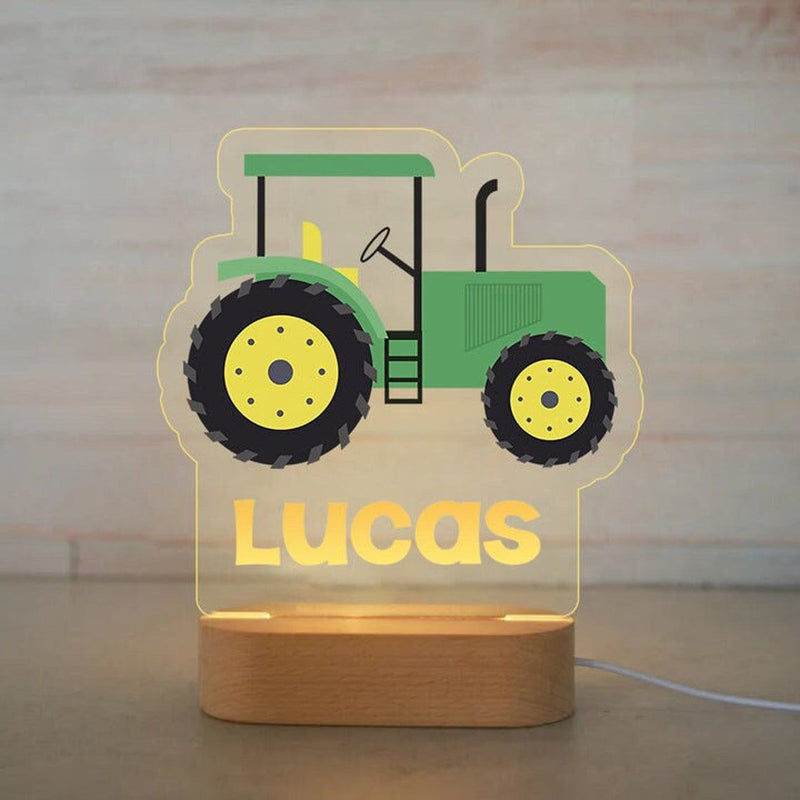 Veilleuse tracteur personnalisée tracteur vert avec prénom gravé, plaque acrylique allumée sur socle en bois