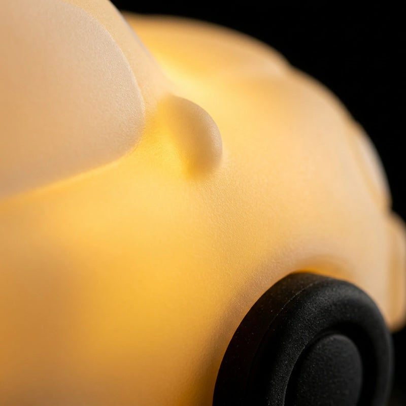 Détail macro de la surface silicone souple translucide de la veilleuse voiture avec lumière LED warmwhite diffusée de l'intérieur, texture douce et lumineuse en gros plan — Tendre Veilleuse
