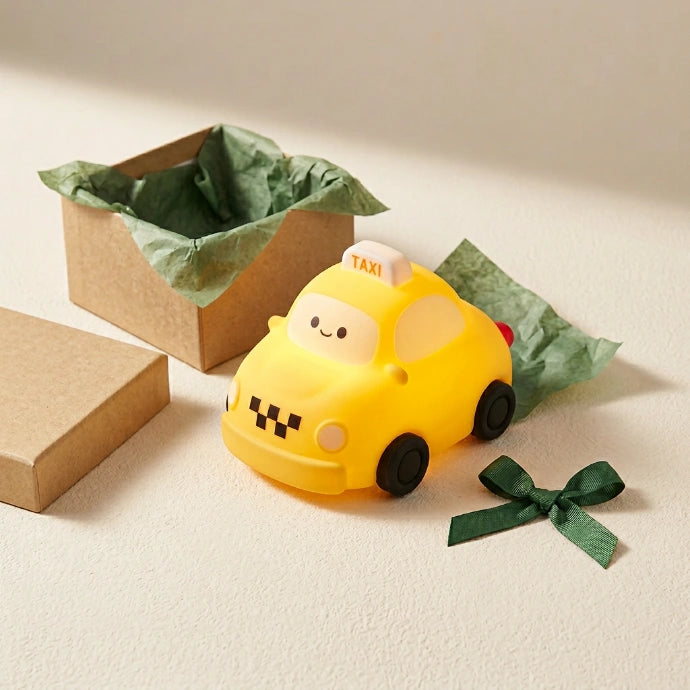 Veilleuse voiture taxi silicone allumée posée sur fond beige Tendre Veilleuse avec boite cadeau et papier de soie sage green, présentation cadeau pour enfant — Tendre Veilleuse
