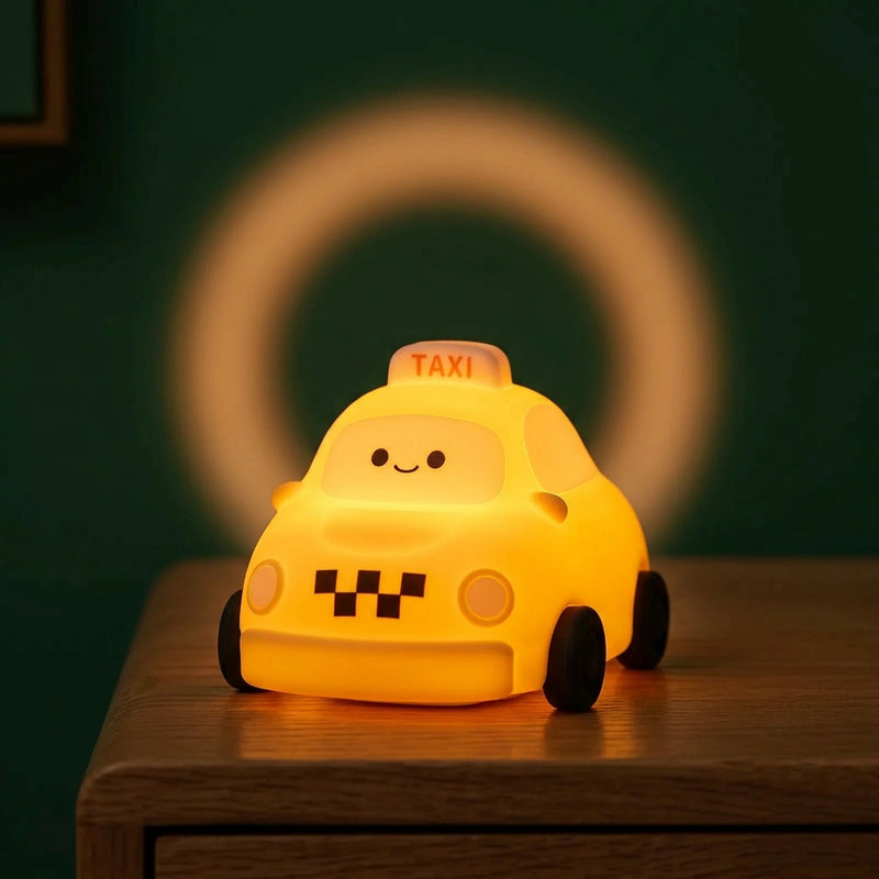 Veilleuse voiture taxi silicone allumée en lumière chaude ambre sur table de nuit, chambre d'enfant dans l'obscurité avec halo lumineux doux sur le mur derrière — Tendre Veilleuse
