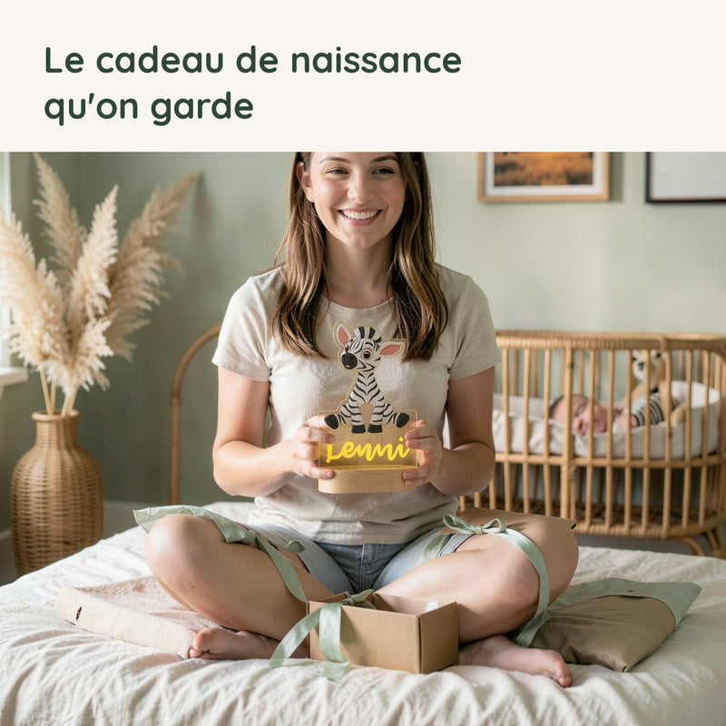 Une maman découvre la veilleuse zèbre personnalisée offerte en cadeau de naissance